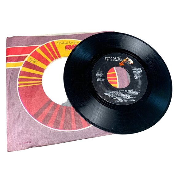 45 RPM Vinyl Record "Hooked On the Big Bands" By Larry Elgart - Picture 1 of 3